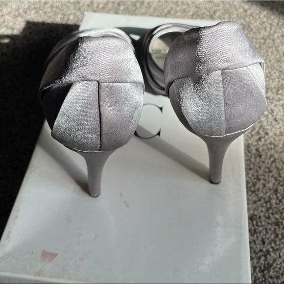 Silver Heels - Picture 8 of 12